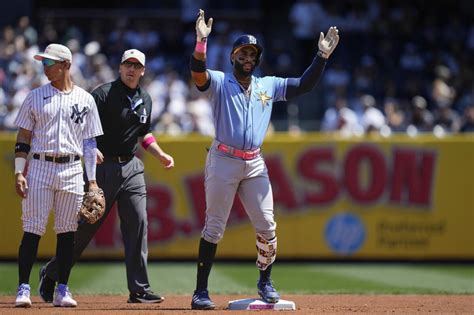 Yandy Díaz leaves game vs Yankees with left groin tightness